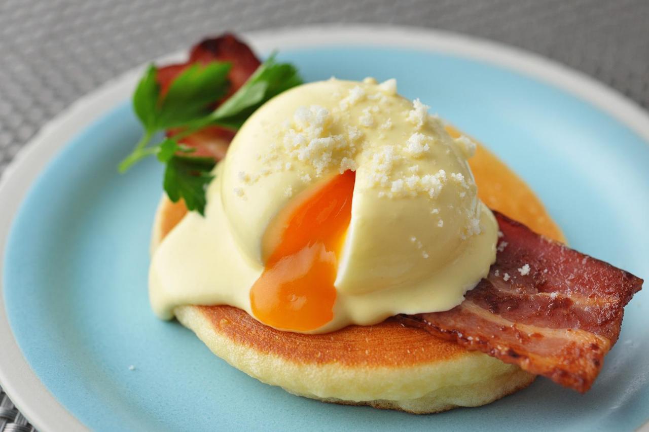 Omo Kansai Airport By Hoshino Resorts Izumisano Luaran gambar A poached egg on a muffin with bacon