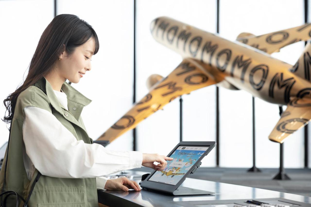 Omo Kansai Airport By Hoshino Resorts Izumisano Luaran gambar A woman using a POS terminal