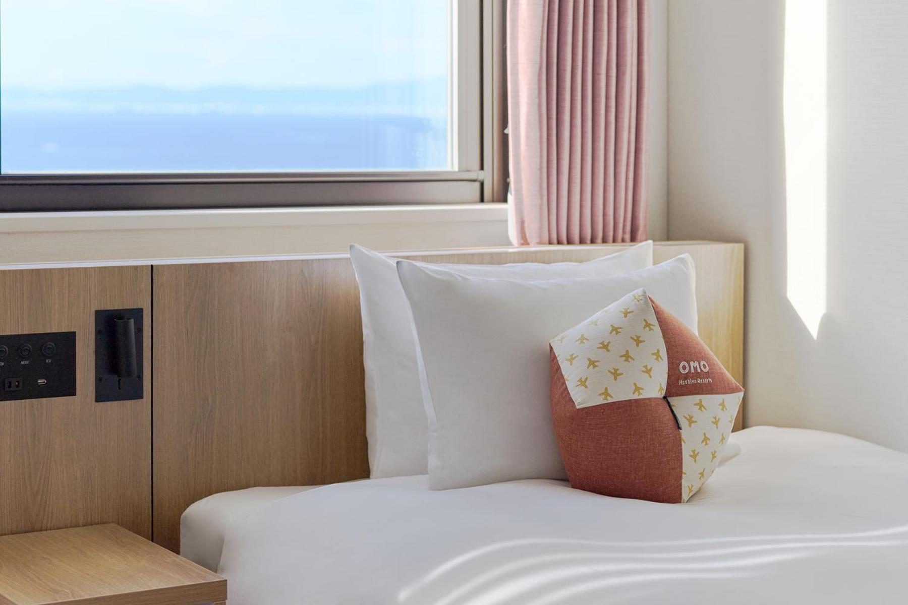 Omo Kansai Airport By Hoshino Resorts Izumisano Luaran gambar A bed with a pillow